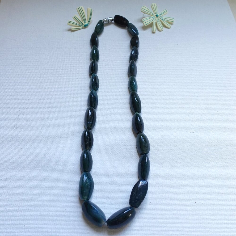 Elegant Dark Green Stone Bead Necklace and Daisy Floral pattern Earring Set